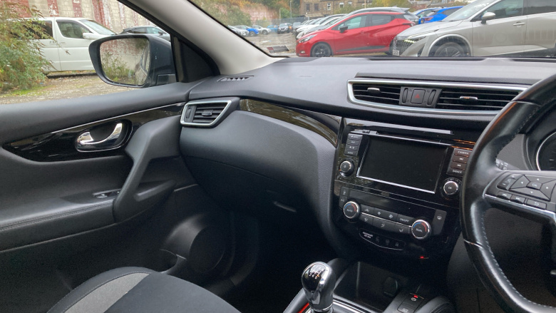 Nissan Qashqai 1.3 DiG-T Acenta Premium 5dr Petrol Hatchback